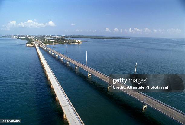 marathon island and seven mile bridge - florida bridge photos et images de collection