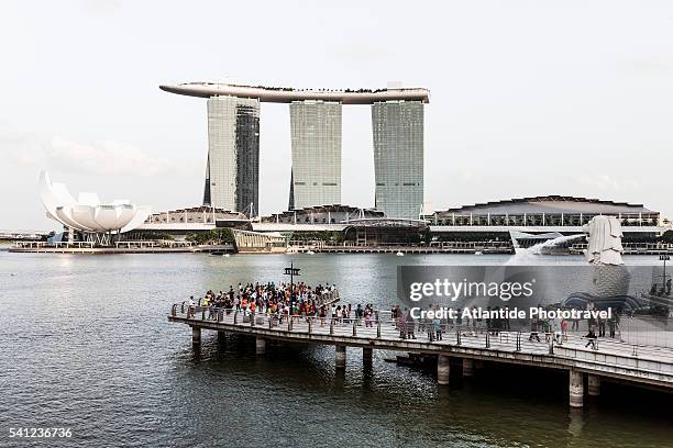 marina bay, the merlion park, the artscience museum and the marina bay sands hotel (moshe safdie architect) - merlion park fotografías e imágenes de stock