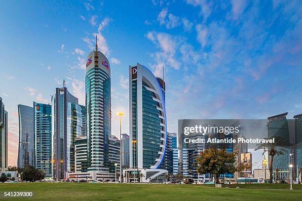 al dafna district (west bay business quarter), view of the town from sheraton park - doha skyline stock-fotos und bilder