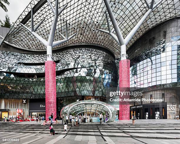 orchard road, the orchard road mtr station and ion orchard mall (benoy & rsp architects & engineers) - orchard road stock-fotos und bilder