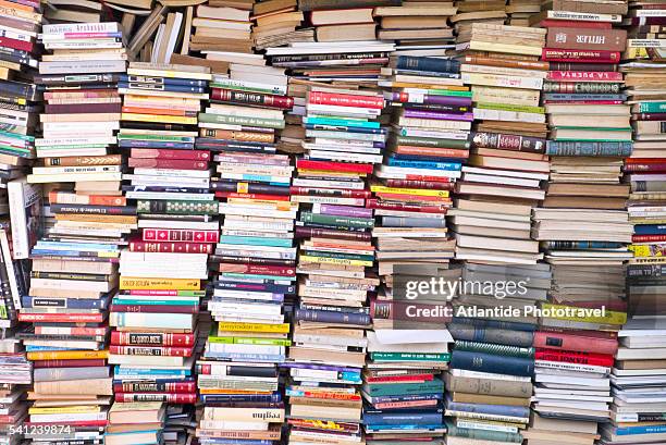 els encants flea market, near placa de les glories - pile of books stock-fotos und bilder