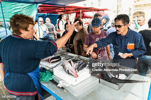 sunday market, fishmonger - marsaxlokk stockfoto's en -beelden