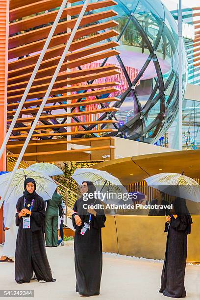 expo milano 2015 (milan universal exposition 2015), azerbaigian pavilion from united arab emirates pavilion - azerbaigian stockfoto's en -beelden