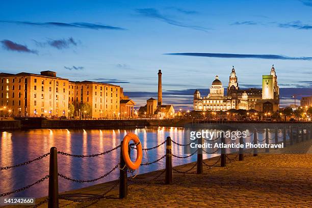albert dock and liverpool skyline - liverpool england photos et images de collection