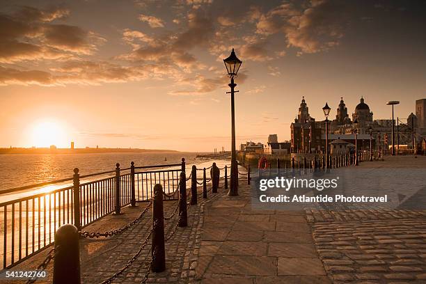 albert dock at sunset - マージーサイド ストックフォトと画像