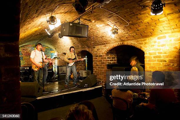 rock band playing in cavern club - the cavern fotografías e imágenes de stock