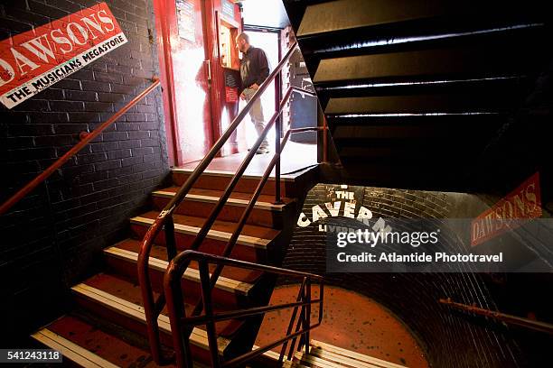 cavern club on mathew street - the cavern liverpool stockfoto's en -beelden