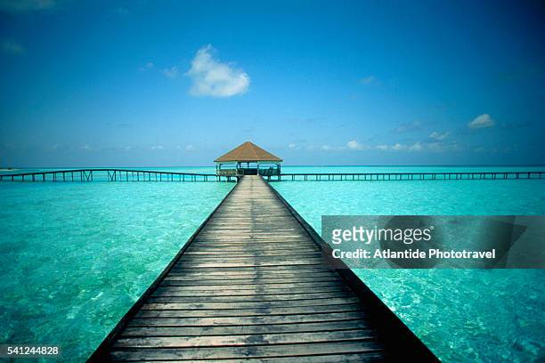 pier connecting veligandu hura to dhigufinolhu - male maldives ストックフォトと画像