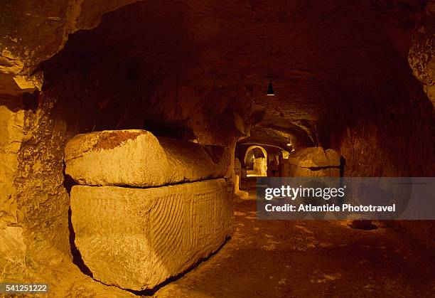 sarcophagus in beit she'arim catacombs - sarcophagus stockfoto's en -beelden