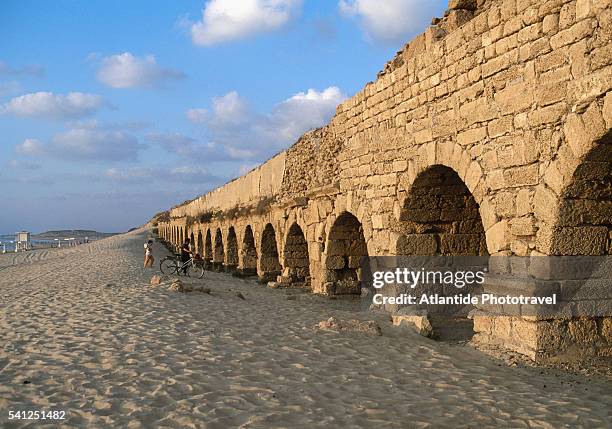 roman aqueduct in caesarea - cesarea imagens e fotografias de stock
