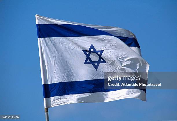 israeli flag on flagpole - israel stock-fotos und bilder