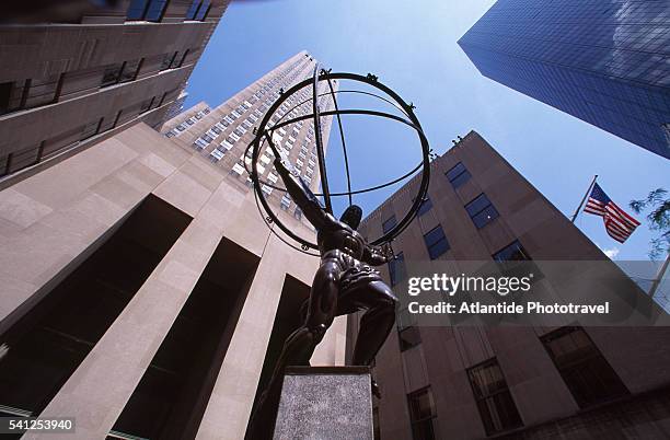 atlas sculpture at rockfeller center - rockefeller centre photos et images de collection