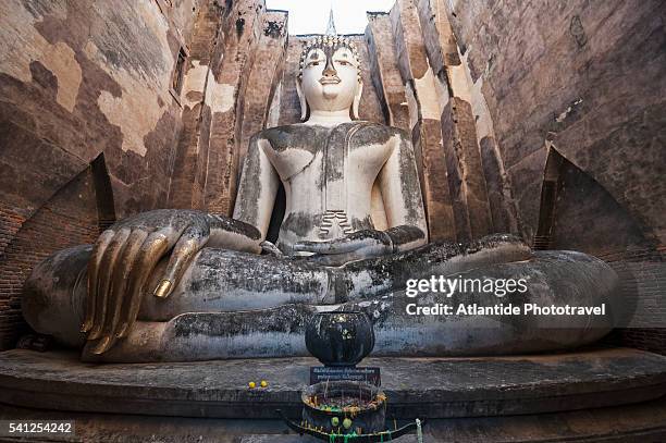 the seated buddha statue in the wat si chum temple - wat si chum stockfoto's en -beelden