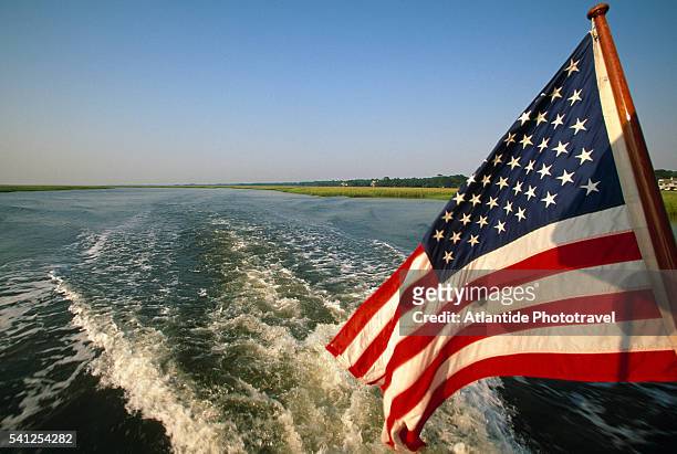 american flag on lady patricia boat - american flag ocean 個照片及圖片檔