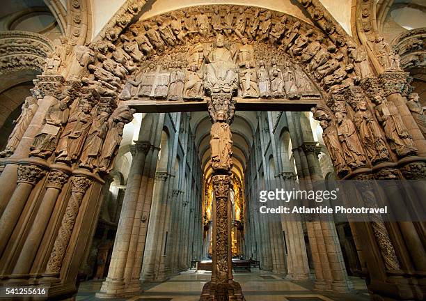 door of glory at cathedral of santiago de compostela - santiago de compostela fotografías e imágenes de stock