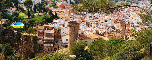 baia de tossa, the old part of the town - tossa de mar photos et images de collection