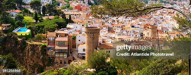 baia de tossa, the old part of the town - tossa de mar imagens e fotografias de stock