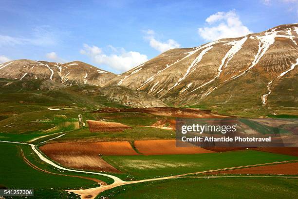 castelluccio di norcia, sibillini mountains view - castelluccio di norcia fotografías e imágenes de stock