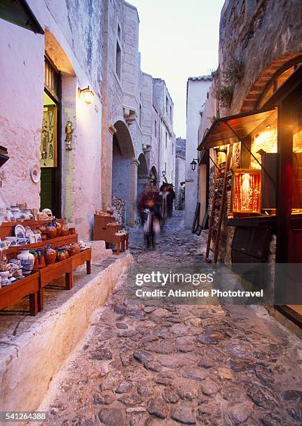 the main street of lower town - monemvasia 個照片及圖片檔