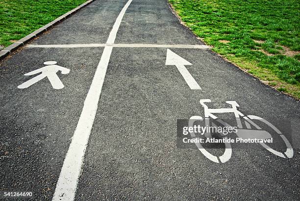 bicycle and walking path - carril para ciclistas fotografías e imágenes de stock