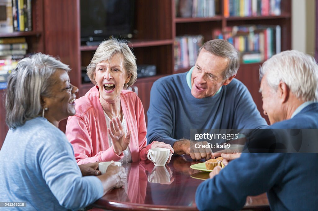 Multiraciales groupe de personnes âgées parler autour d'un café