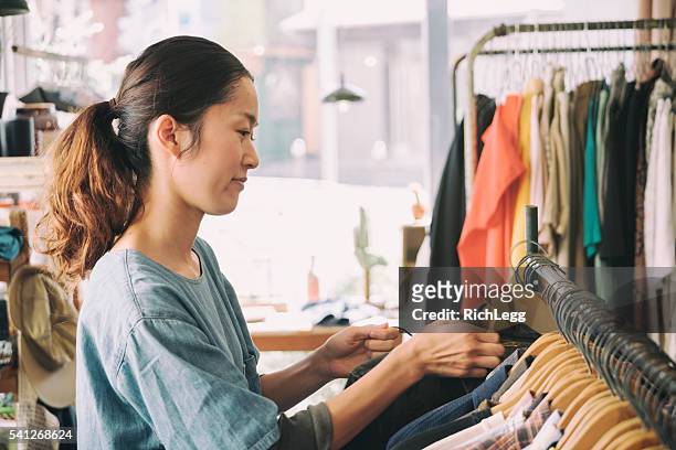 日本のウェアのショップ - 衣服掛け ストックフォトと画像