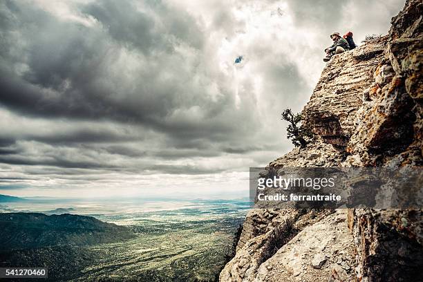 alpinista no cume - pico sandia - fotografias e filmes do acervo