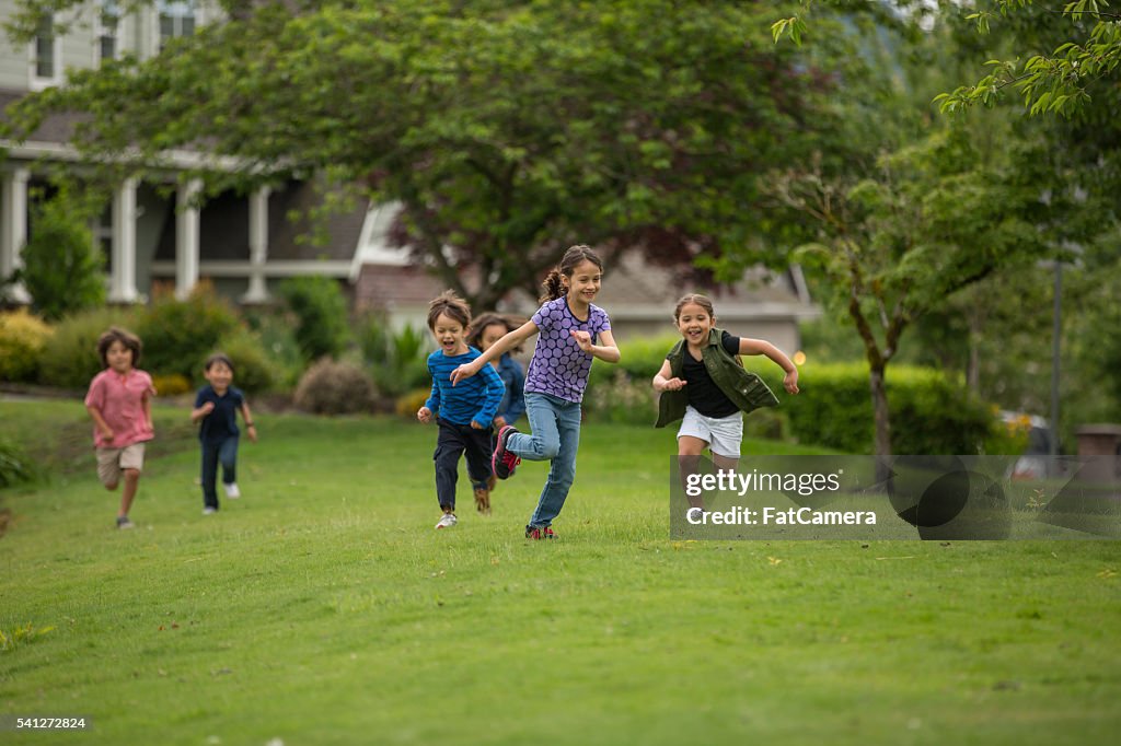Un quartiere bambini giocano insieme al di fuori