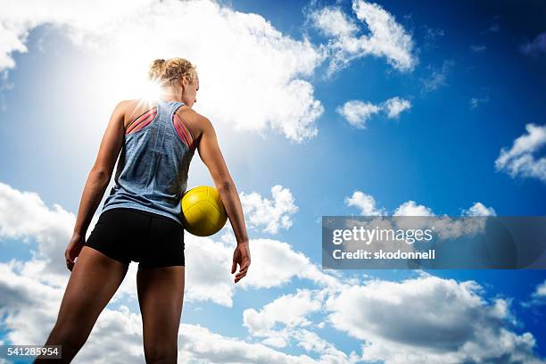 praia volleytball menina olhando fora - beach volley imagens e fotografias de stock