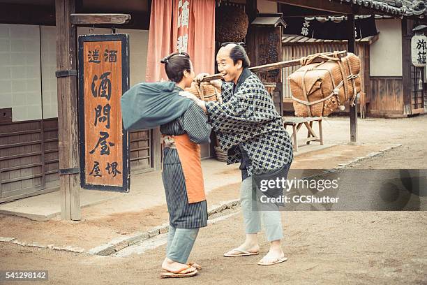 surprised to meet an old uncle in strange village - showa period 個照片及圖片檔