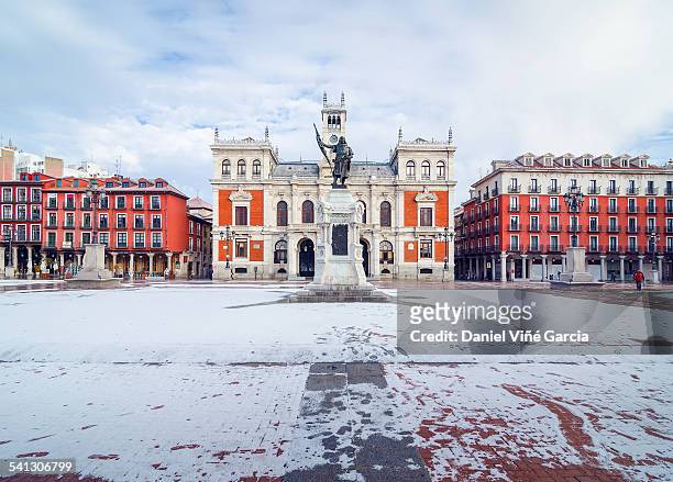 city hall in the plaza mayor of valladolid - valladolid spanish city stock-fotos und bilder
