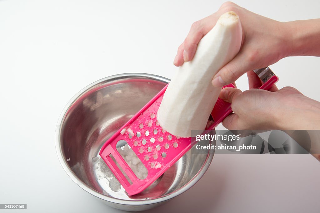Making daikon oroshi