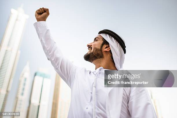 アラビア・シェイキポートレート笑うドバイマリーナで - leadership fist ストックフォトと画像