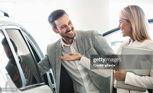 este es el automóvil para usted. - caballerosidad fotografías e imágenes de stock