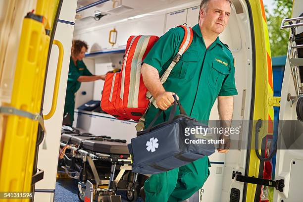 ambulance paramedic team - ambulance staff stock pictures, royalty-free photos & images