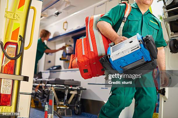 ambulancia equipo técnico en urgencias médicas - desfibrilador fotografías e imágenes de stock