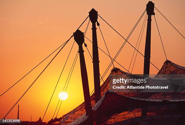 roof of olympic stadium in munich at sunset - parco olimpico stabilimento sportivo foto e immagini stock