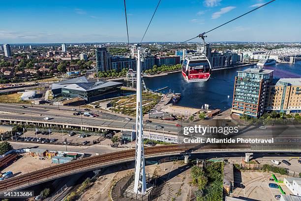 the emirates air line (london's cable car) and the royal docks - seilbahn stock-fotos und bilder