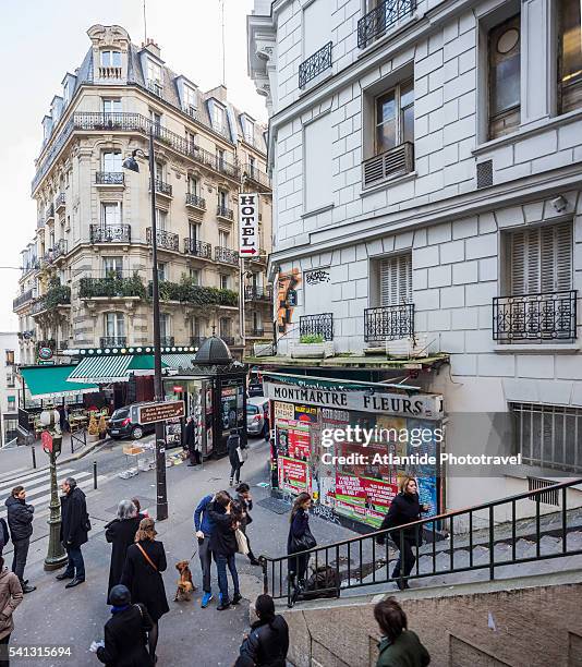 montmartre, typical steps near the entrance of lamarck-caulaincourt metro (underground) station - lamarck stockfoto's en -beelden