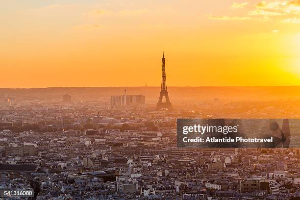 montmartre, the town and the tour (tower) eiffel at the sunset from the basilique (basilica) du sacre coeur - montmartre stockfoto's en -beelden