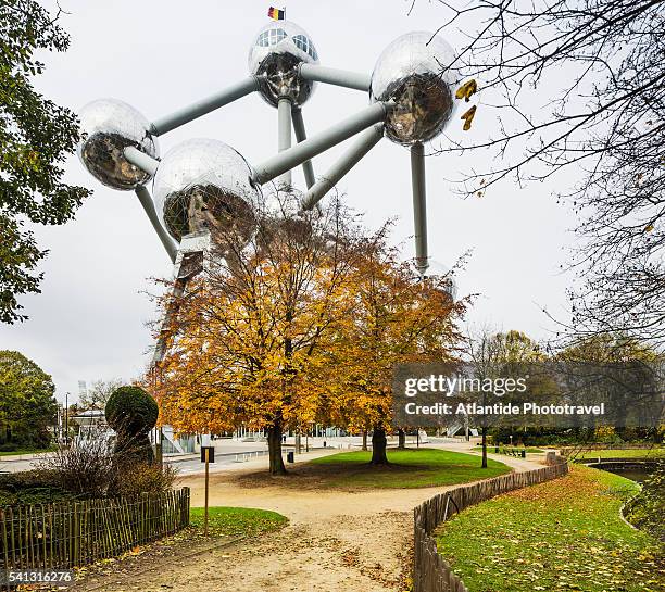 view of the atomium from the parc (park) dosseghem (osseghempark) - atomium stock pictures, royalty-free photos & images