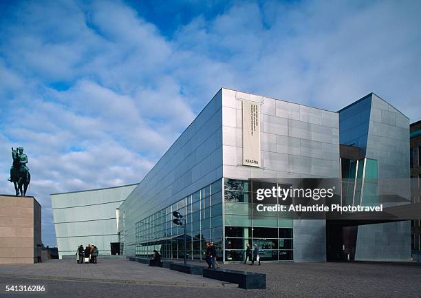 kiasma modern art museum in helsinki - kiasma stockfoto's en -beelden