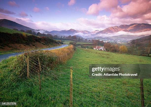 village in foothills of the pyrenees - foothills - fotografias e filmes do acervo