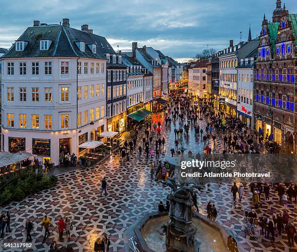 amagertorv (amager square), the stork fountain and strøget street, the main shopping street in copenhagen - copenhagen fotografías e imágenes de stock