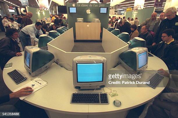 PRESENTATION OF THE 'I-MAC' AT THE APPLE EXHIBITION