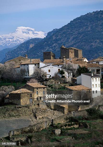 village of berdun and mountains - provinz huesca stock-fotos und bilder
