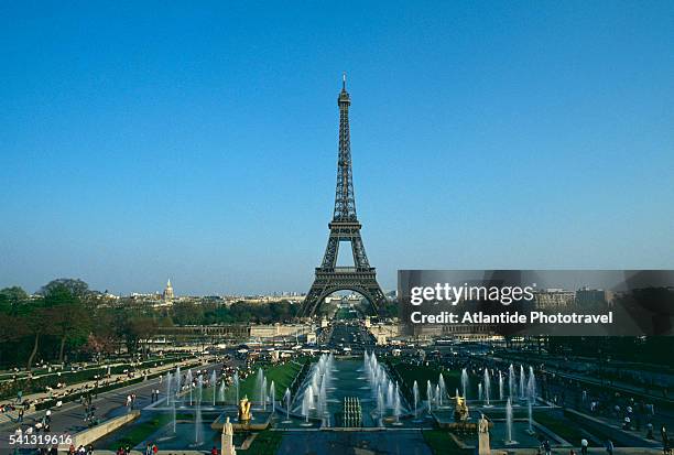 eiffel tower and trocadero fountains - 特洛卡迪廣場 個照片及圖片檔