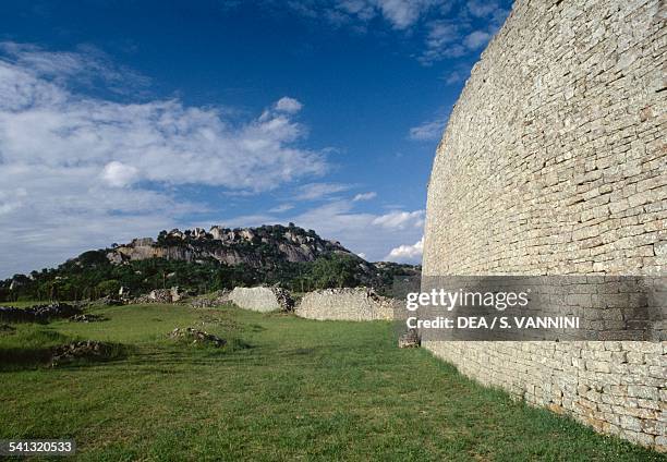 Complex ruins on Hill Complex, with the Great Enclosure wall on the right, Great Zimbabwe . Zimbabwe, 10th-15th century.