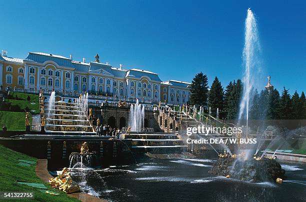 The Grand Cascade and Peterhof Palace , architect Bartolomeo Rastrelli , , Peterhof, near St Petersburg, Russia.