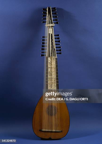 Small theorbo by Matteo Sellas. Venice, Italy, 17th century. Parigi, Conservatoire national superieur de musique et de danse de Paris